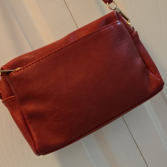 Elegant Red Crossbody Bag - Picture 4 of 10